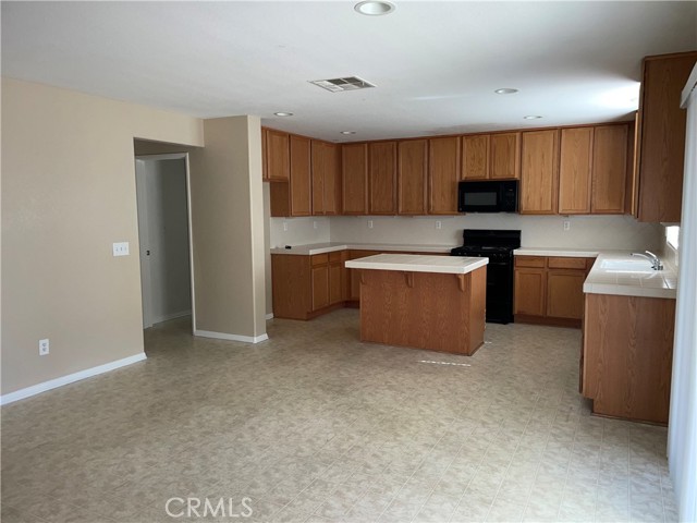 Detail Gallery Image 7 of 22 For 15107 Linking Ln, Victorville,  CA 92394 - 4 Beds | 2/1 Baths