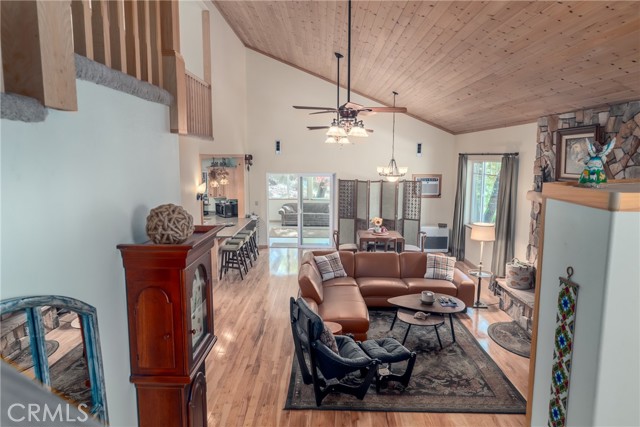 14274 Regina Way, Cobb CA: https://media.crmls.org/medias/1bea969e-861c-419f-b6c0-aeff51ced736.jpg