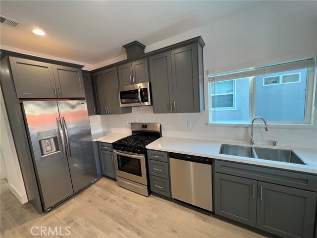 Detail Gallery Image 23 of 35 For 22050 Hart St, Canoga Park,  CA 91303 - 3 Beds | 3 Baths