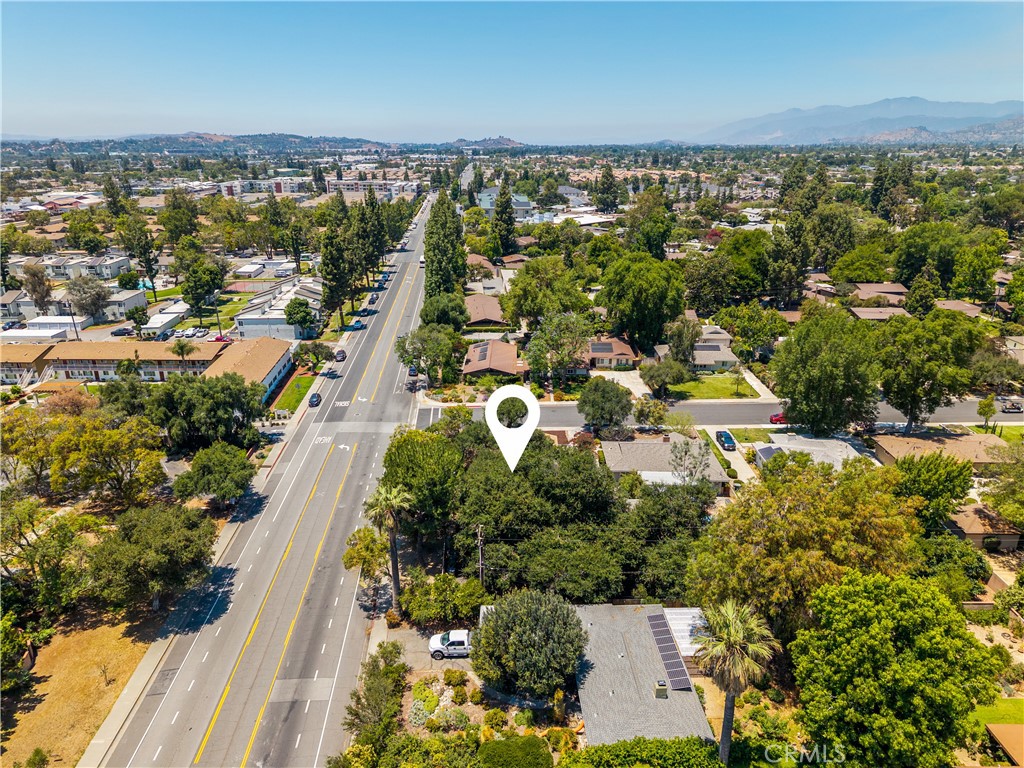 https://media.crmls.org/medias/1bee1869-69bb-4537-8ca5-5ce4863b9efc.jpg?preset=X-Large