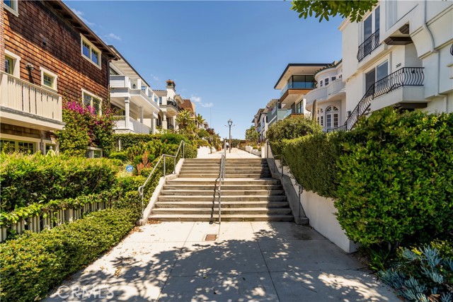 300 19TH Street, Manhattan Beach CA: https://media.crmls.org/medias/1bef5e16-5aee-4e34-b0ab-71a947641004.jpg