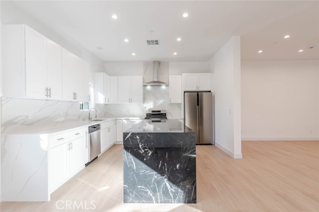 Detail Gallery Image 10 of 23 For 6850 1/2 Ranchito Ave, Van Nuys,  CA 91405 - 3 Beds | 3 Baths