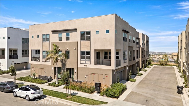 1698 Hollyleaf Ter, Montebello CA: https://media.crmls.org/medias/1bf0df21-ac5f-4bf9-bed6-70619617eb5e.jpg