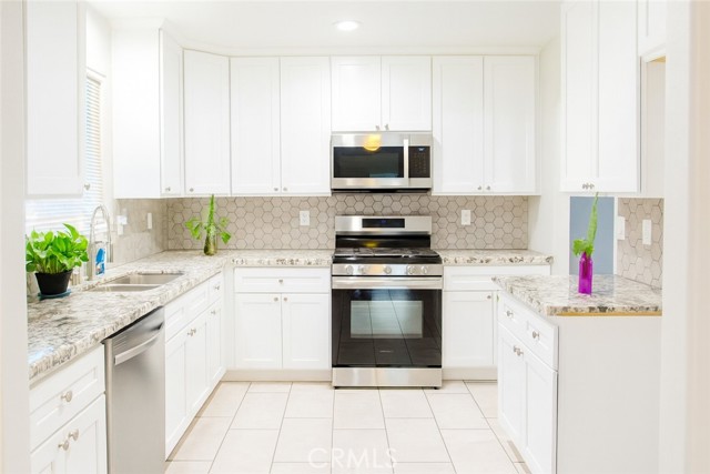 Detail Gallery Image 2 of 9 For 16965 Palm, Hesperia,  CA 92345 - 3 Beds | 2 Baths