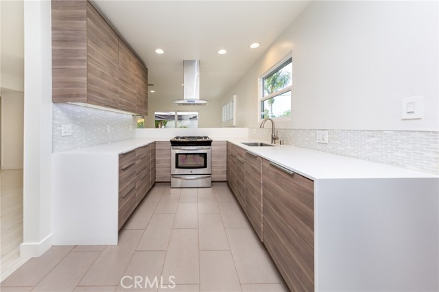 Detail Gallery Image 5 of 16 For 6251 Aura, Tarzana,  CA 91335 - 4 Beds | 3 Baths