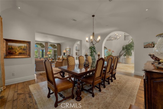FORMAL DINING ROOM FORMAL DINING ROOM