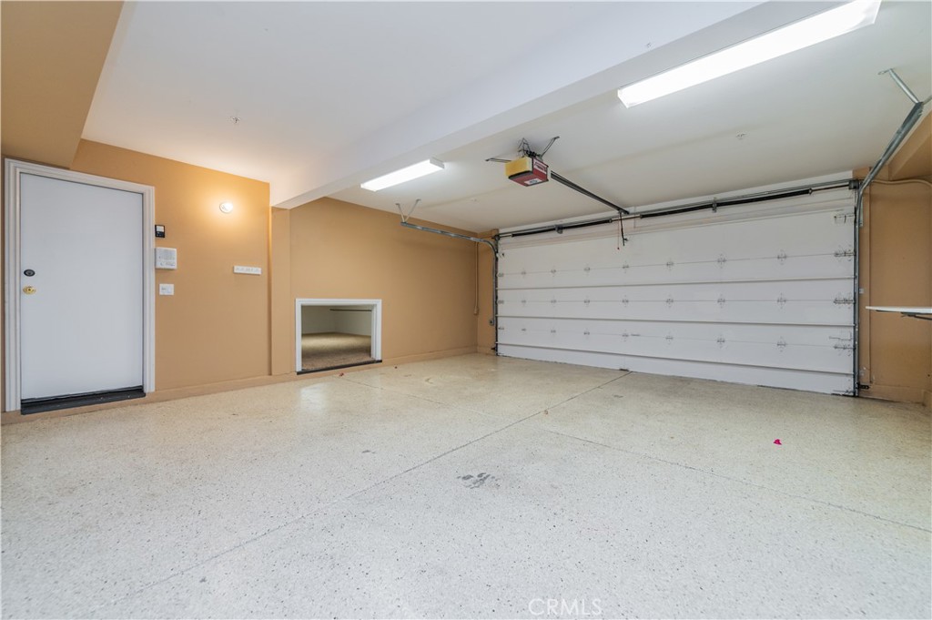 https://media.crmls.org/medias/1bfcb725-91a5-4705-a7f4-484dd09e7666.jpg?preset=X-Large