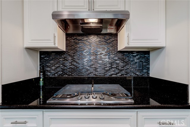 Great stove with gorgeous backsplash