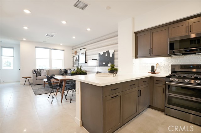 Detail Gallery Image 12 of 22 For 2317 W Broadway, Anaheim,  CA 92804 - 2 Beds | 2/2 Baths