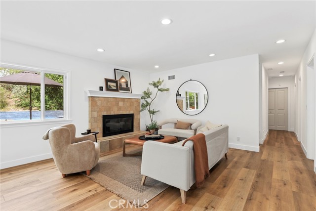 Detail Gallery Image 11 of 44 For 4410 Canoga Dr, Woodland Hills,  CA 91364 - 4 Beds | 3 Baths