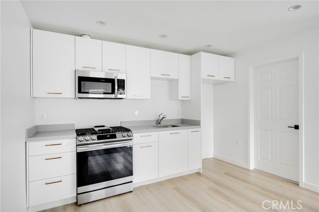 Detail Gallery Image 8 of 14 For 10331 Scoville Ave, Sunland,  CA 91040 - 0 Beds | 1 Baths