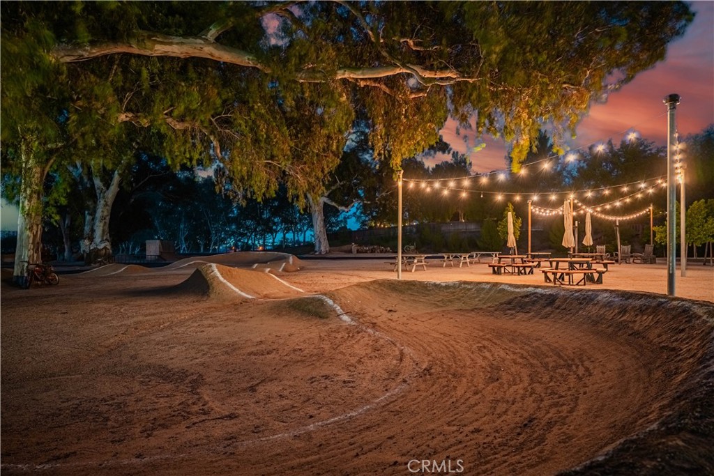 https://media.crmls.org/medias/1c071a56-24f7-4b9f-a002-17b768eaee78.jpg?preset=X-Large