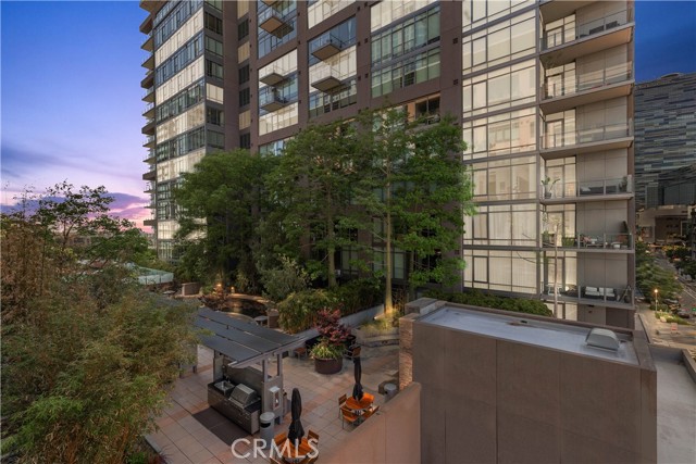 1111 S Grand Avenue, Los Angeles CA: https://media.crmls.org/medias/1c0aa5e4-4503-4ebe-8680-b57615cb68d8.jpg