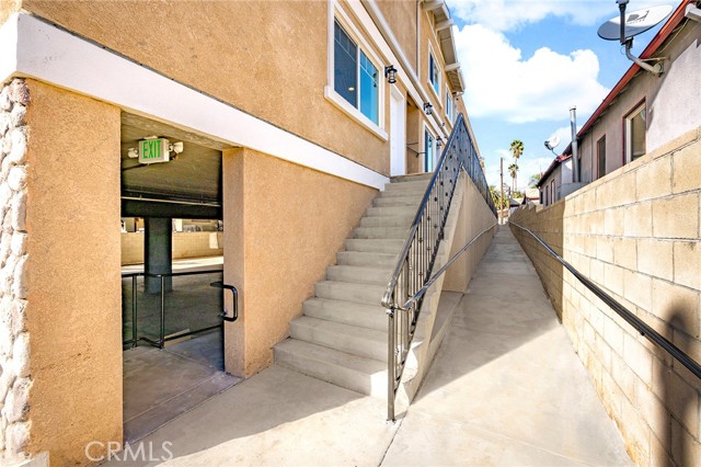 Detail Gallery Image 3 of 25 For 5639 N Huntington Dr #6,  Los Angeles,  CA 90032 - 3 Beds | 2 Baths