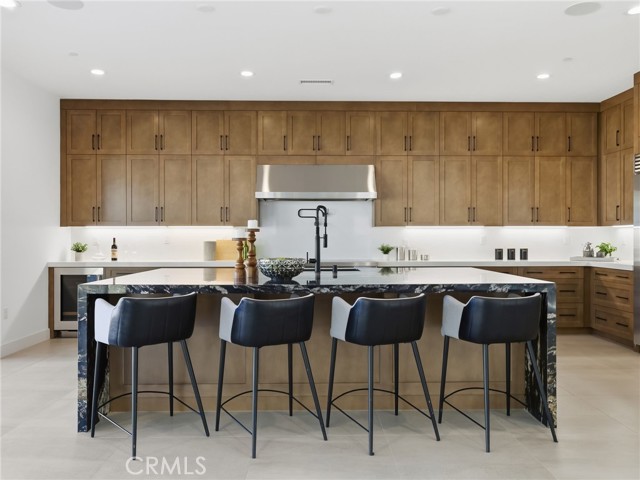 Detail Gallery Image 10 of 48 For 22849 W Seaqua Cir, Chatsworth,  CA 91311 - 6 Beds | 6/1 Baths