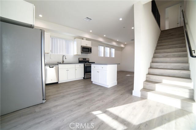Detail Gallery Image 13 of 24 For 4559 Pickford St St #4559 1/2,  Los Angeles,  CA 90019 - 4 Beds | 4 Baths