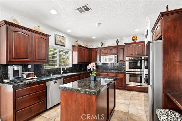13985 Evergreen Lane, Victorville CA: https://media.crmls.org/medias/1c15706f-370f-4b5c-93fa-94442476caf4.jpg