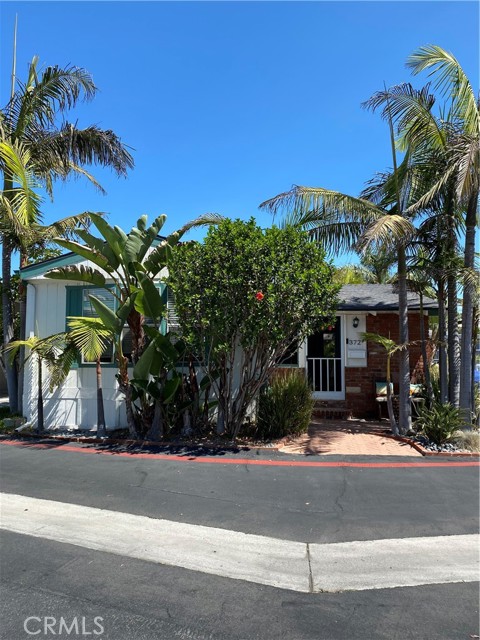 80 Huntington, Huntington Beach CA: https://media.crmls.org/medias/1c15d769-2fca-4fa1-a325-a5e279fc71e5.jpg