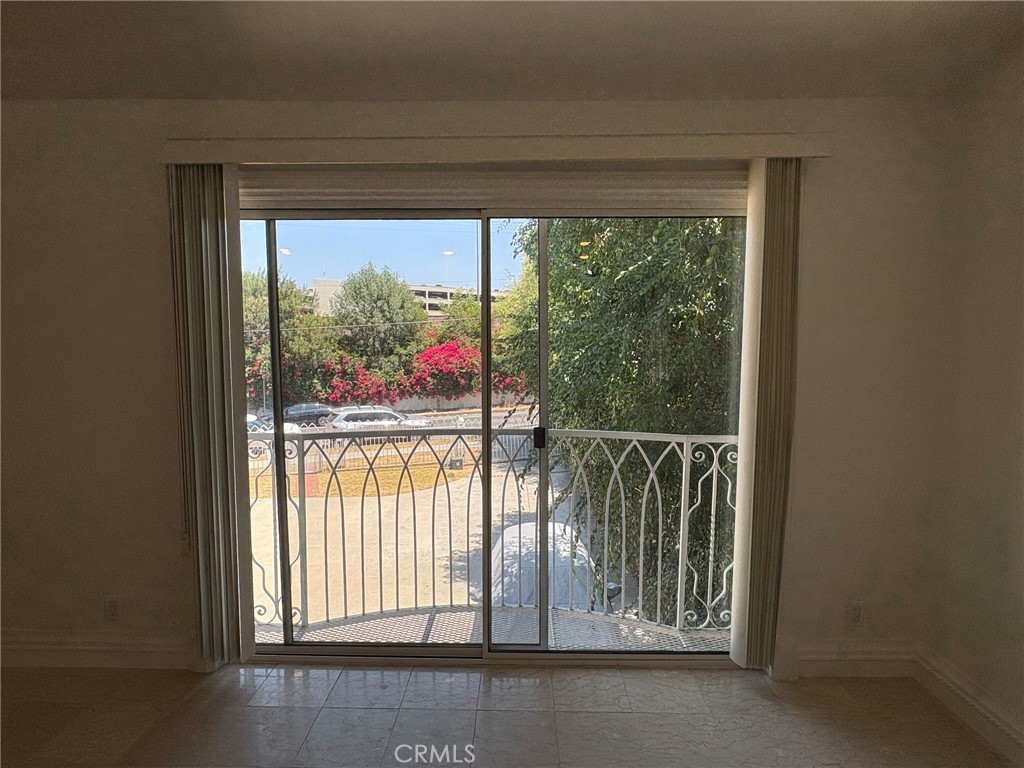 https://media.crmls.org/medias/1c1798e8-0c95-4bd5-ad78-c682cd7afe79.jpg?preset=X-Large