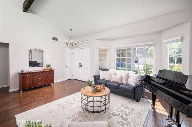 Detail Gallery Image 7 of 42 For 28735 Citrus Pl, Saugus,  CA 91390 - 4 Beds | 3 Baths