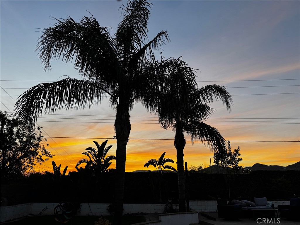 https://media.crmls.org/medias/1c197465-6102-438f-8bef-b16d6c219a0b.jpg?preset=X-Large