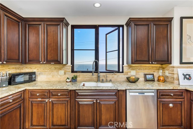 Detail Gallery Image 9 of 28 For 320 33rd, Manhattan Beach,  CA 90266 - 3 Beds | 4 Baths