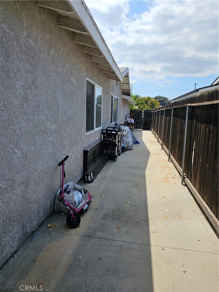 https://media.crmls.org/medias/1c1e9daa-a57a-4c22-b401-36eb75398718.jpg?preset=X-Large