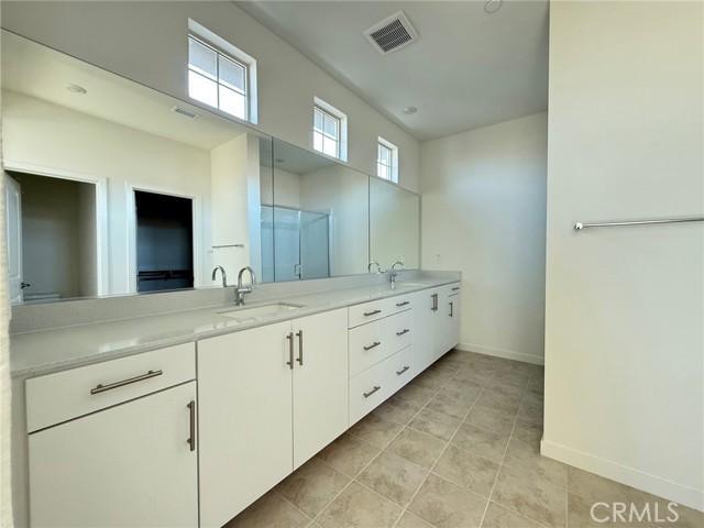 15943 Blue Cooper Way, Fontana CA: https://media.crmls.org/medias/1c1ee444-543f-4749-9266-b57f43007219.jpg
