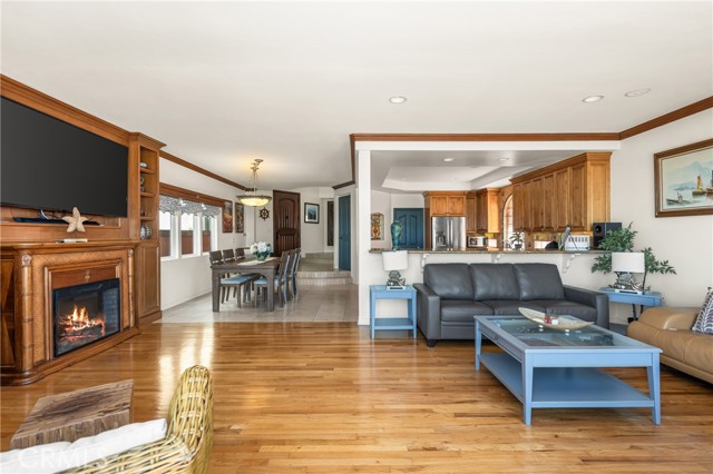 6915 E Seaside, Long Beach CA: https://media.crmls.org/medias/1c25102e-540c-48da-b44c-a6c2f03ac230.jpg