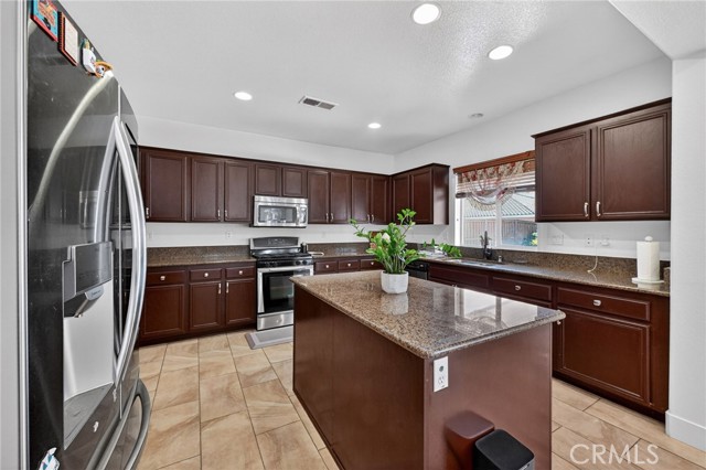 Detail Gallery Image 4 of 49 For 1043 Saltbush, Hemet,  CA 92545 - 4 Beds | 3/1 Baths