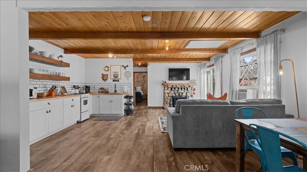 https://media.crmls.org/medias/1c27e17c-3093-4880-8350-cd86c75867ef.jpg?preset=X-Large