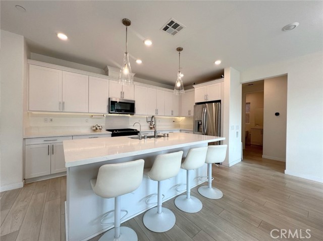 20910 Jennings Way, Newhall CA: https://media.crmls.org/medias/1c28b051-bfe8-45fd-8c20-458c12fe343d.jpg