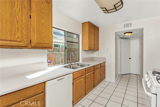 Detail Gallery Image 12 of 33 For 25784 Basil Ct, Moreno Valley,  CA 92553 - 4 Beds | 2/1 Baths