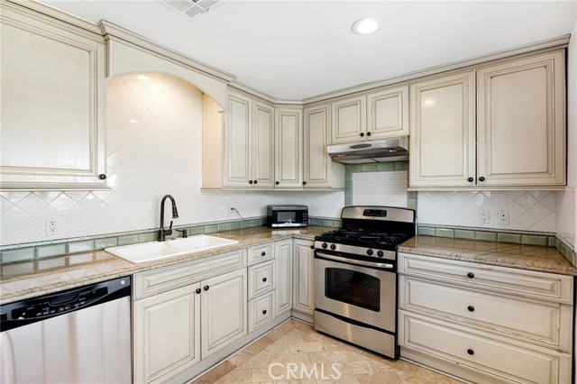 Detail Gallery Image 7 of 14 For 6000 Woodman Ave #A1,  Van Nuys,  CA 91401 - 2 Beds | 1 Baths