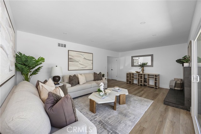 Detail Gallery Image 3 of 20 For 9552 Rhea Ave, Northridge,  CA 91324 - 4 Beds | 2 Baths