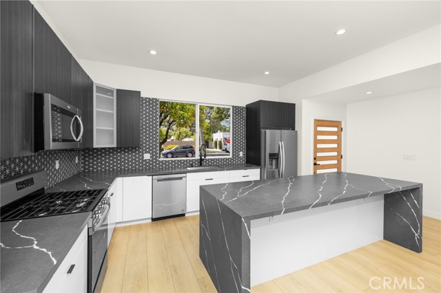 914 N Catalina Street, Burbank CA: https://media.crmls.org/medias/1c356c6e-b042-46d9-ad3d-9f33cd56abf4.jpg