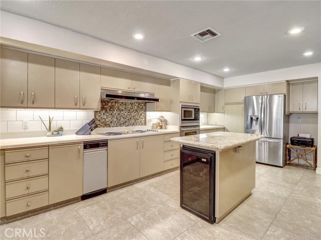 208 Kavenish S Drive, Rancho Mirage CA: https://media.crmls.org/medias/1c386024-32ed-4573-a984-98c3c8341f32.jpg