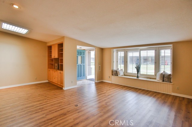 1240 Oakmont Dr, Seal Beach CA: https://media.crmls.org/medias/1c3abe27-68a4-4984-b363-2b0e46674b7a.jpg