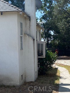 side view of house and driveway