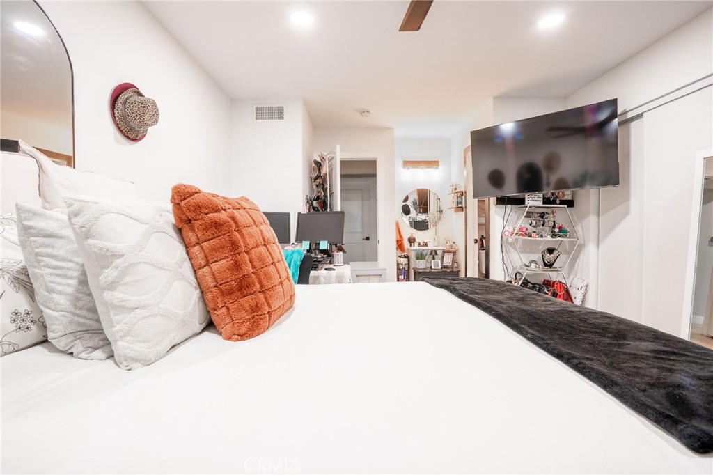 https://media.crmls.org/medias/1c3cc5af-605c-4450-9ef3-a4ef150b175f.jpg?preset=X-Large