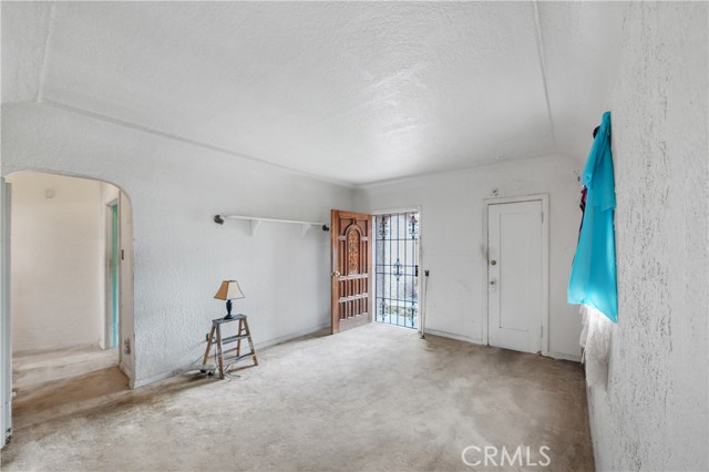 3825 Liberty Boulevard, South Gate CA: https://media.crmls.org/medias/1c4041cb-2faa-4633-aa62-6a836e092cf0.jpg