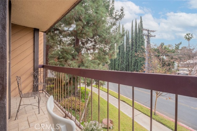 Detail Gallery Image 14 of 28 For 1745 Holly Dr #201,  Glendale,  CA 91206 - 3 Beds | 2 Baths