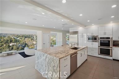 Detail Gallery Image 12 of 47 For 9716 Oak Pass Rd, Beverly Hills,  CA 90210 - 6 Beds | 3/2 Baths