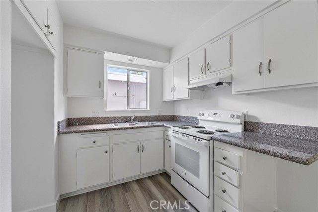 Detail Gallery Image 9 of 34 For 9831 Continental Dr., Huntington Beach,  CA 92646 - 2 Beds | 1/1 Baths