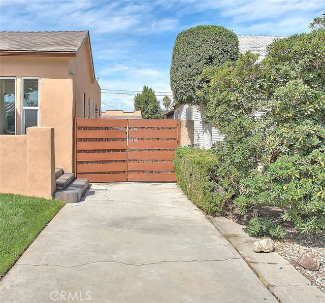 547 W 106th Street, Los Angeles CA: https://media.crmls.org/medias/1c420b49-a30c-4743-a044-1304c131b043.jpg
