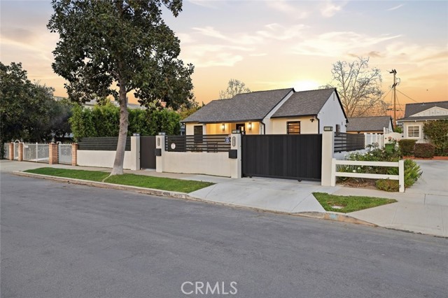 Detail Gallery Image 4 of 64 For 4926 Greenbush Ave, Sherman Oaks,  CA 91423 - 4 Beds | 3 Baths