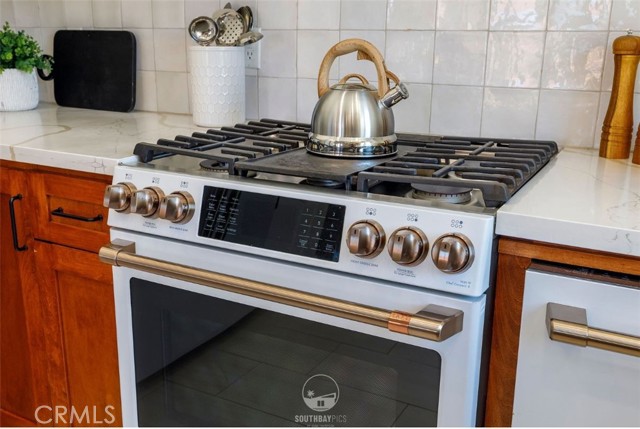 Detail Gallery Image 12 of 29 For 202 N Irena Ave #B,  Redondo Beach,  CA 90277 - 3 Beds | 2/1 Baths