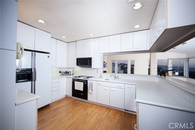 221 33rd Street, Manhattan Beach, California 90266, 3 Bedrooms Bedrooms, ,2 BathroomsBathrooms,Residential,Sold,33rd,NP21229064