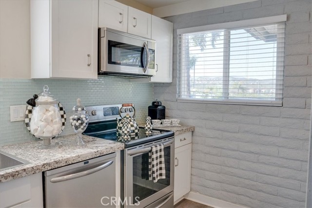 Detail Gallery Image 6 of 37 For 22346 Canyon Club, Canyon Lake,  CA 92587 - 2 Beds | 2 Baths