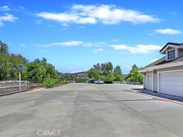 https://media.crmls.org/medias/1c49d0e0-6eda-40fd-9eda-a8ff7a677d8b.jpg?preset=X-Large